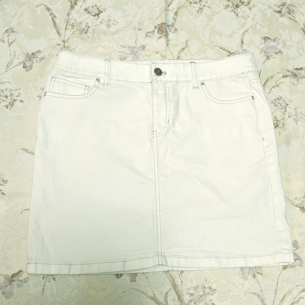 White Jean skirt with rhinestone embleshiment